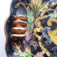 Zwart met goudkleurige schaal